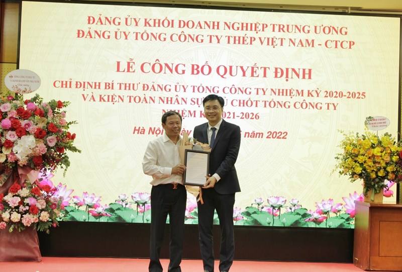 Đồng chí Lê Thanh Tuấn - Chủ tịch HĐQT Tổng Công ty Thép Việt Nam trao quyết định và tặng hoa chúc mừng đồng chí Nguyễn Đình Phúc.