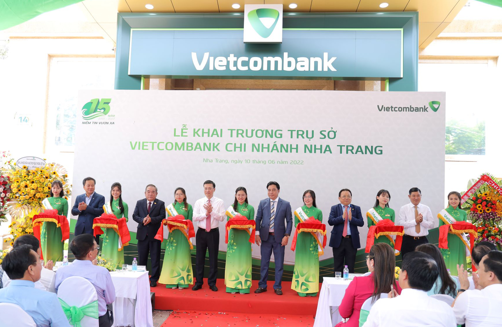 Lễ cắt băng khánh thành trụ sở hoạt động mới Vietcombank Nha Trang.
