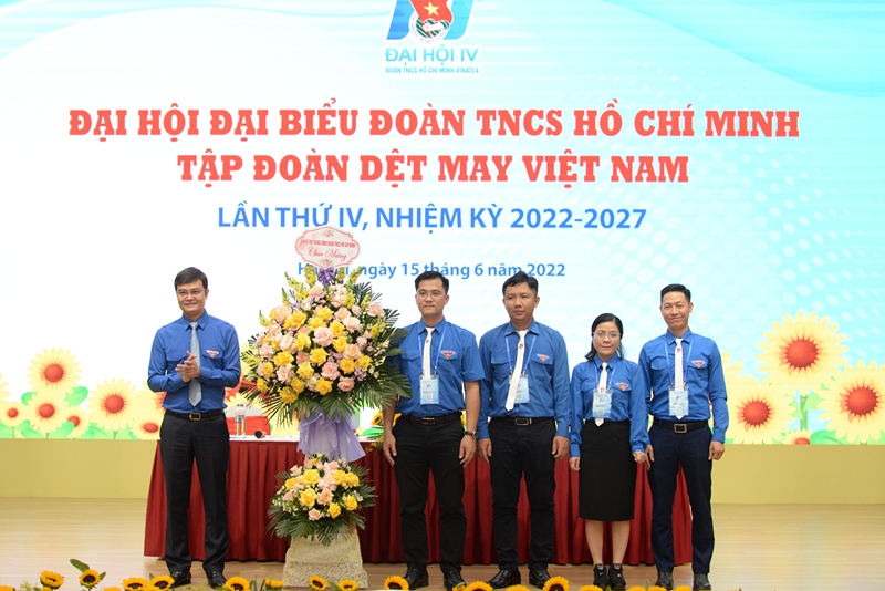 Anh Bùi Quang Huy (thứ năm, từ phải qua) tặng hoa chúc mừng Ban Chấp hành Đoàn Vinatex khóa 4, nhiệm kỳ 2022 – 2027.