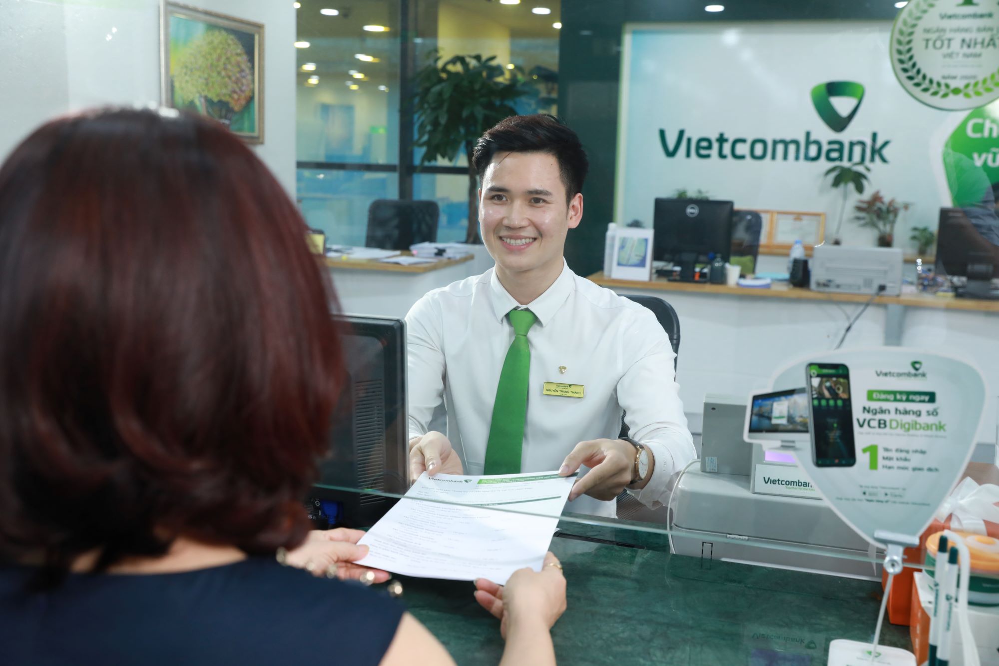 Giao dịch tại ngân hàng Vietcombank.