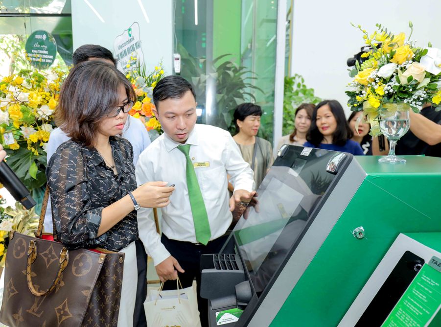 Khách hàng trải nghiệm các dịch vụ ngân hàng số mới nhất tại trụ sở mới Vietcombank Ba Đình.
