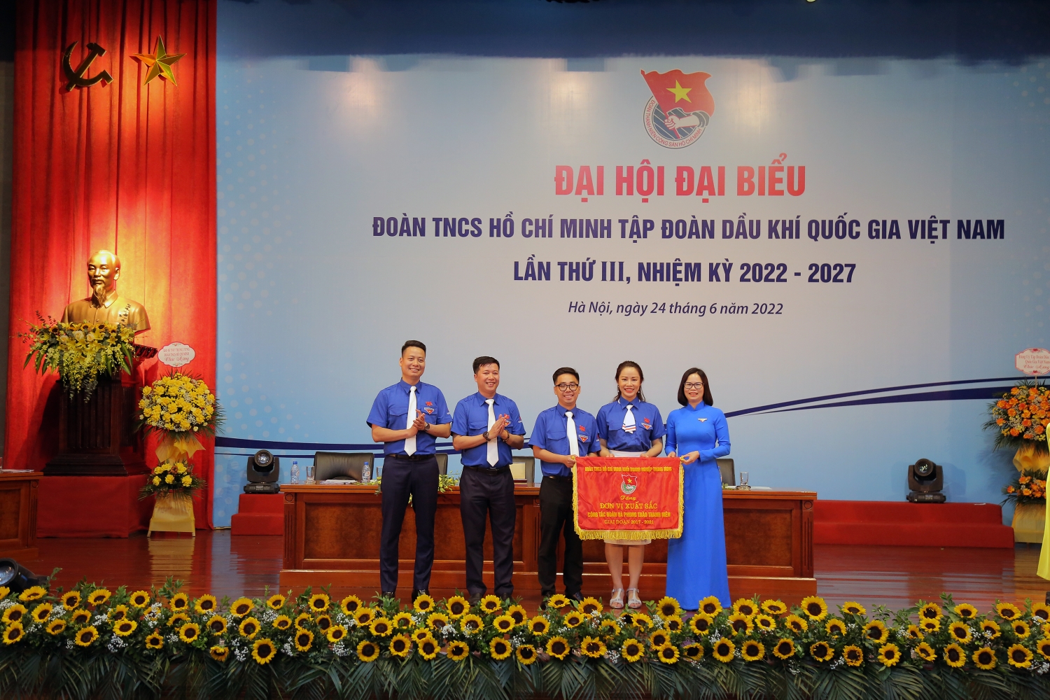 Đoàn Thanh niên Tập đoàn đón nhận Cờ thi đua của Đoàn Khối Doanh nghiệp Trung ương.