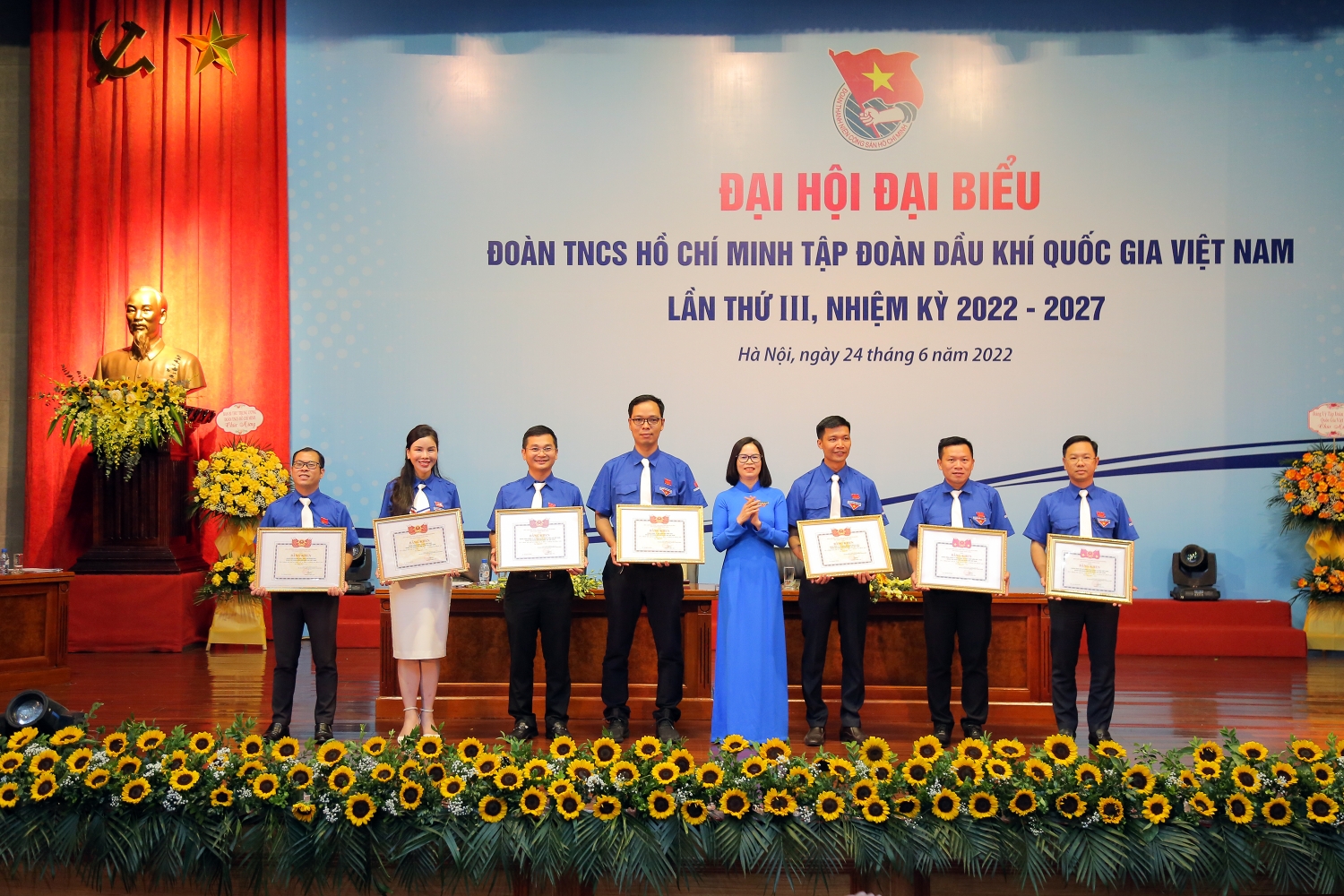 Đồng chí Hoàng Thị Minh Thu - Bí thư Đoàn Khối DNTW trao tặng Bằng khen của Đoàn Khối cho các tập thể xuất sắc.