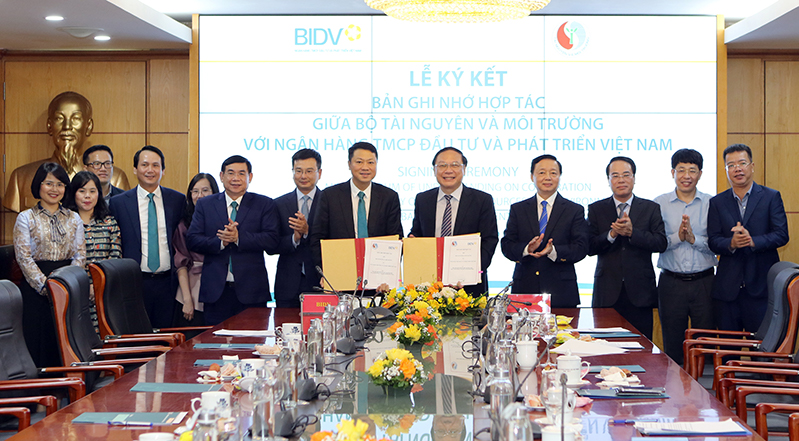 Đại diện Lãnh đạo Bộ Tài nguyên & Môi trường và BIDV ký kết Bản ghi nhớ hợp tác.