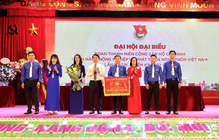 Đồng chí Hoàng Thị Minh Thu- Bí thư Đoàn Khối Doanh nghiệp Trung ương tặng Cờ thi đua xuất sắc cho Ban chấp hành Đoàn Ngân hàng Nông nghiệp và Phát triển Nông thôn Việt Nam giai đoạn 2017- 2021.