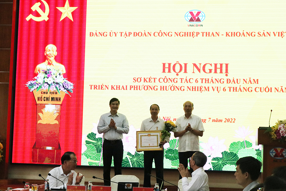Đảng uỷ Khối Doanh nghiệp Trung ương trao Huy hiệu 30 năm tuổi Đảng cho đảng viên