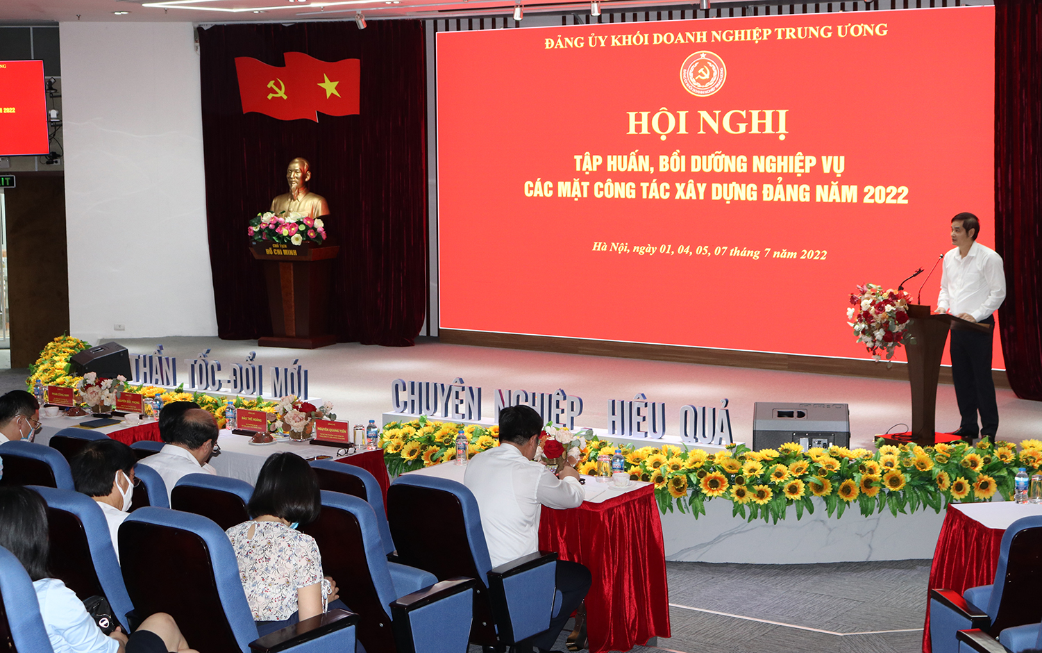 Đồng chí Phan Công Nam, Uỷ viên Ban Thường vụ Đảng uỷ Khối, Chủ nhiệm Uỷ ban Kiểm tra Đảng uỷ Khối báo cáo kết quả công tác 6 tháng đầu năm 2022.