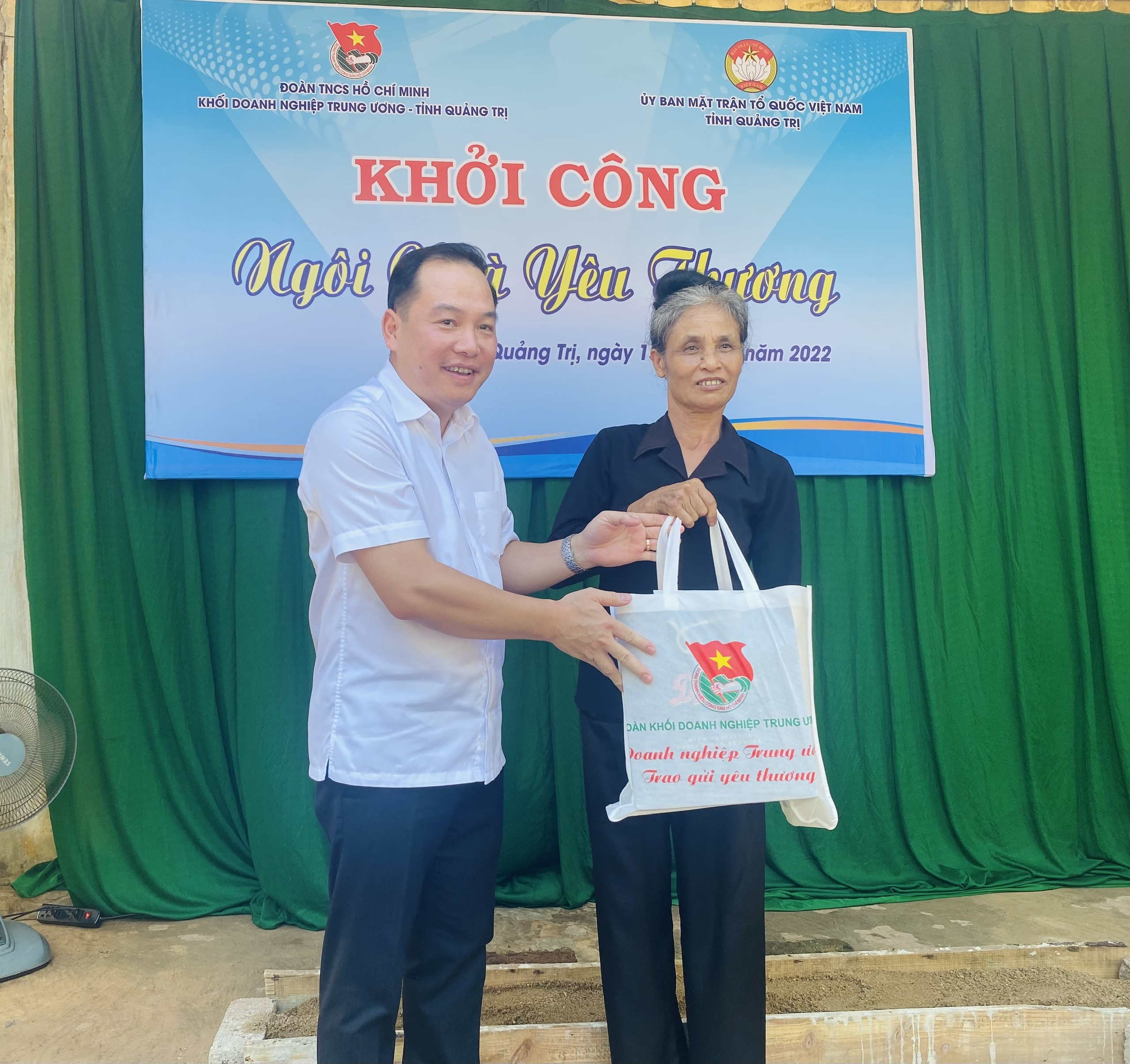 Đồng chí Hồ Xuân Trường, Phó Bí thư Đảng uỷ Khối tặng quà cho cựu thanh niên xung phong có hoàn cảnh khó khăn