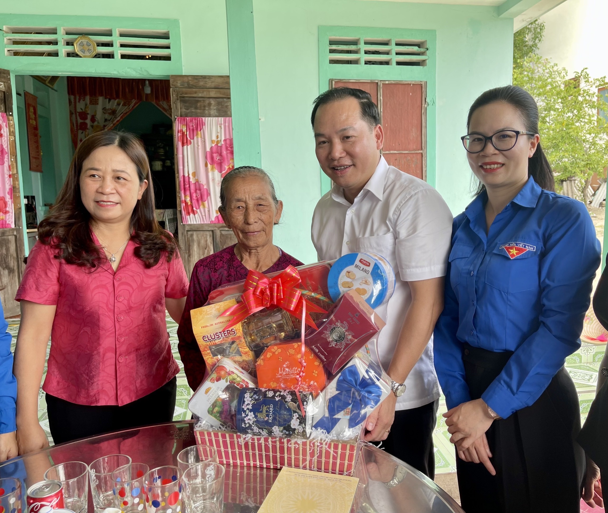 Đồng chí Hồ Xuân Trường, Phó Bí thư Đảng uỷ Khối thăm, tặng quà Mẹ Việt Nam anh hùng