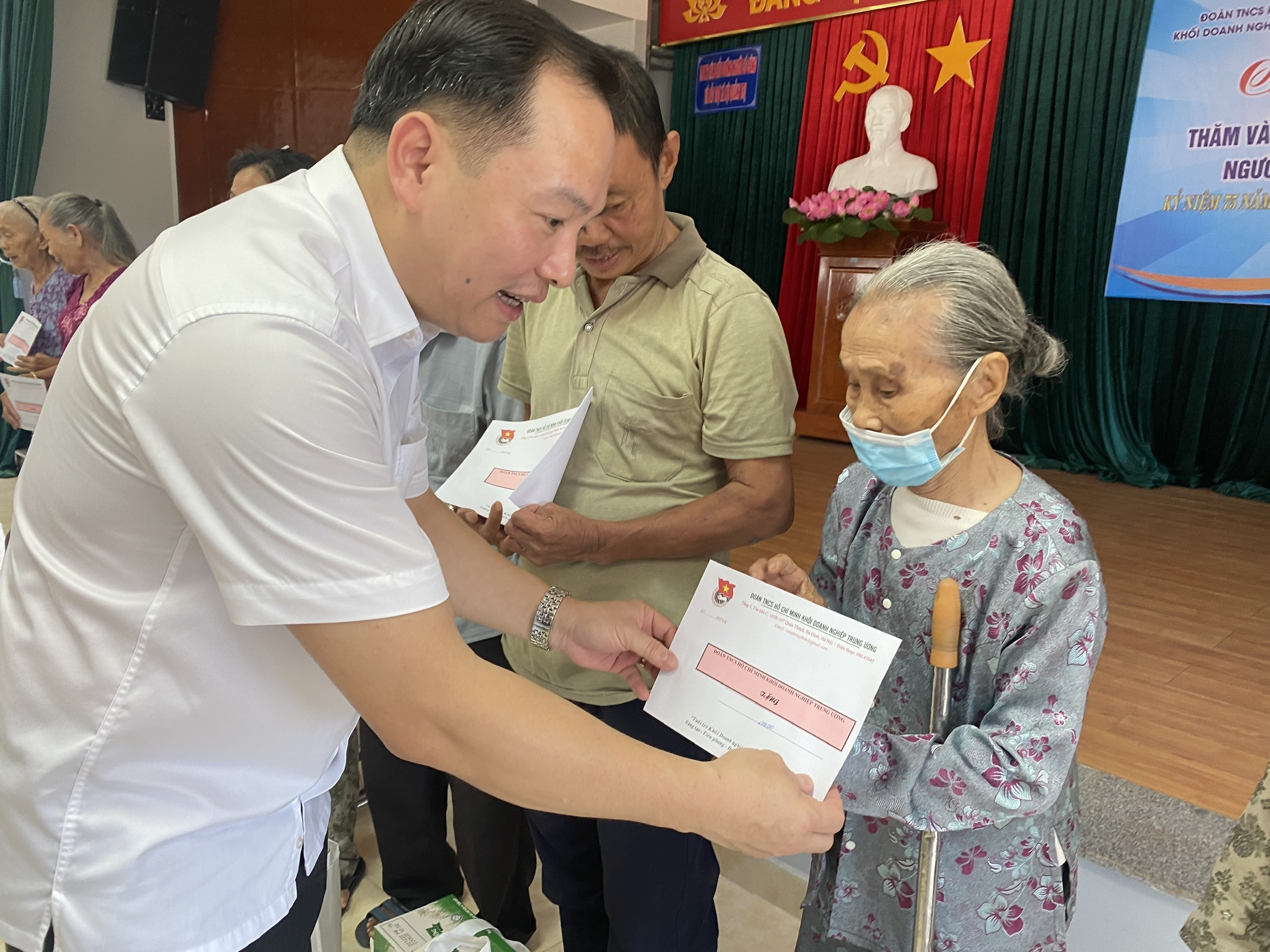 Đồng chí Hồ Xuân Trường, Phó Bí thư Đảng uỷ Khối thăm, tặng quà người có công tại Trung tâm điều dưỡng người có công và bảo trợ xã hội tỉnh Quảng Trị