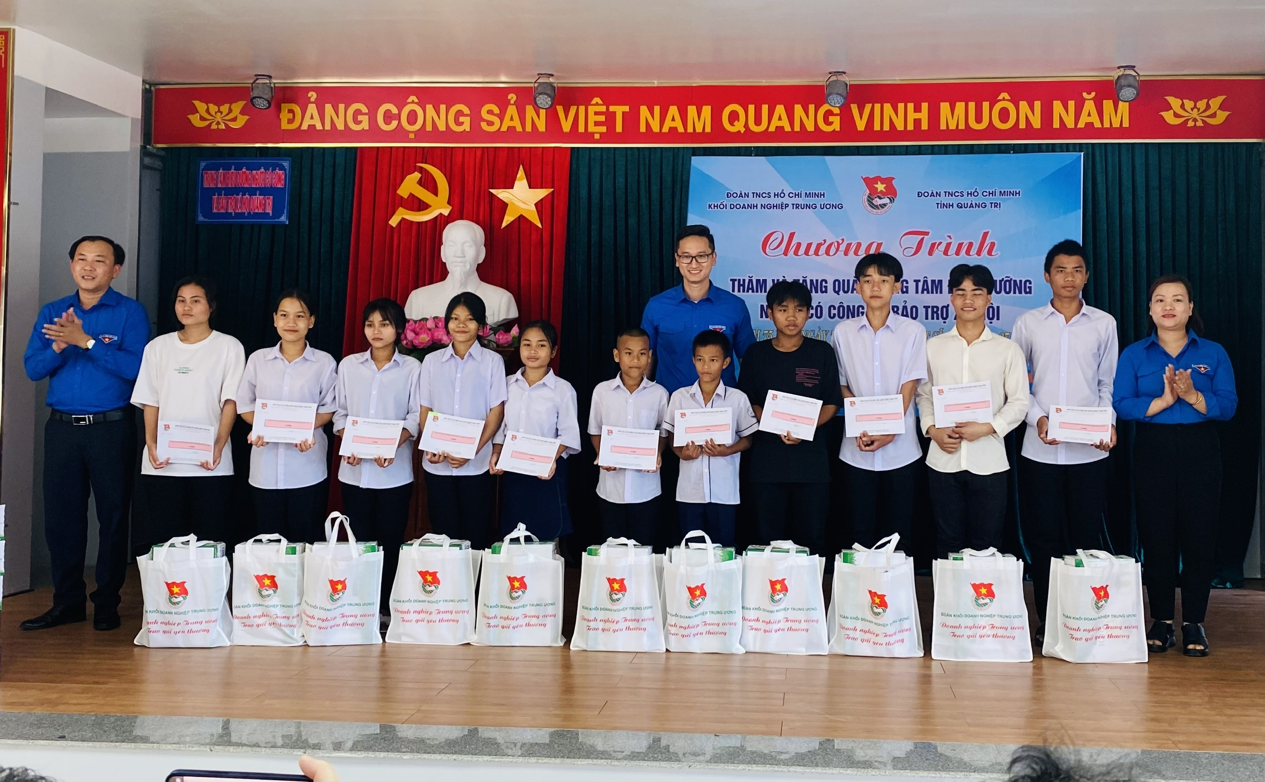 Các đồng chí Thường trực Đoàn Khối tặng quà cho trẻ em có hoàn cảnh khó khăn tại Trung tâm điều dưỡng người có công và bảo trợ xã hội tỉnh Quảng Trị
