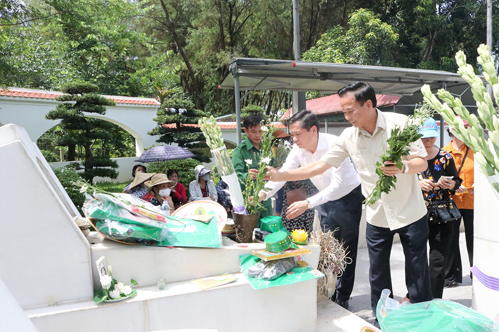 Các đồng chí Thường trực Đảng uỷ Khối Doanh nghiệp Trung ương dâng hương lên phần mộ 10 cô gái Ngã ba Đồng Lộc.