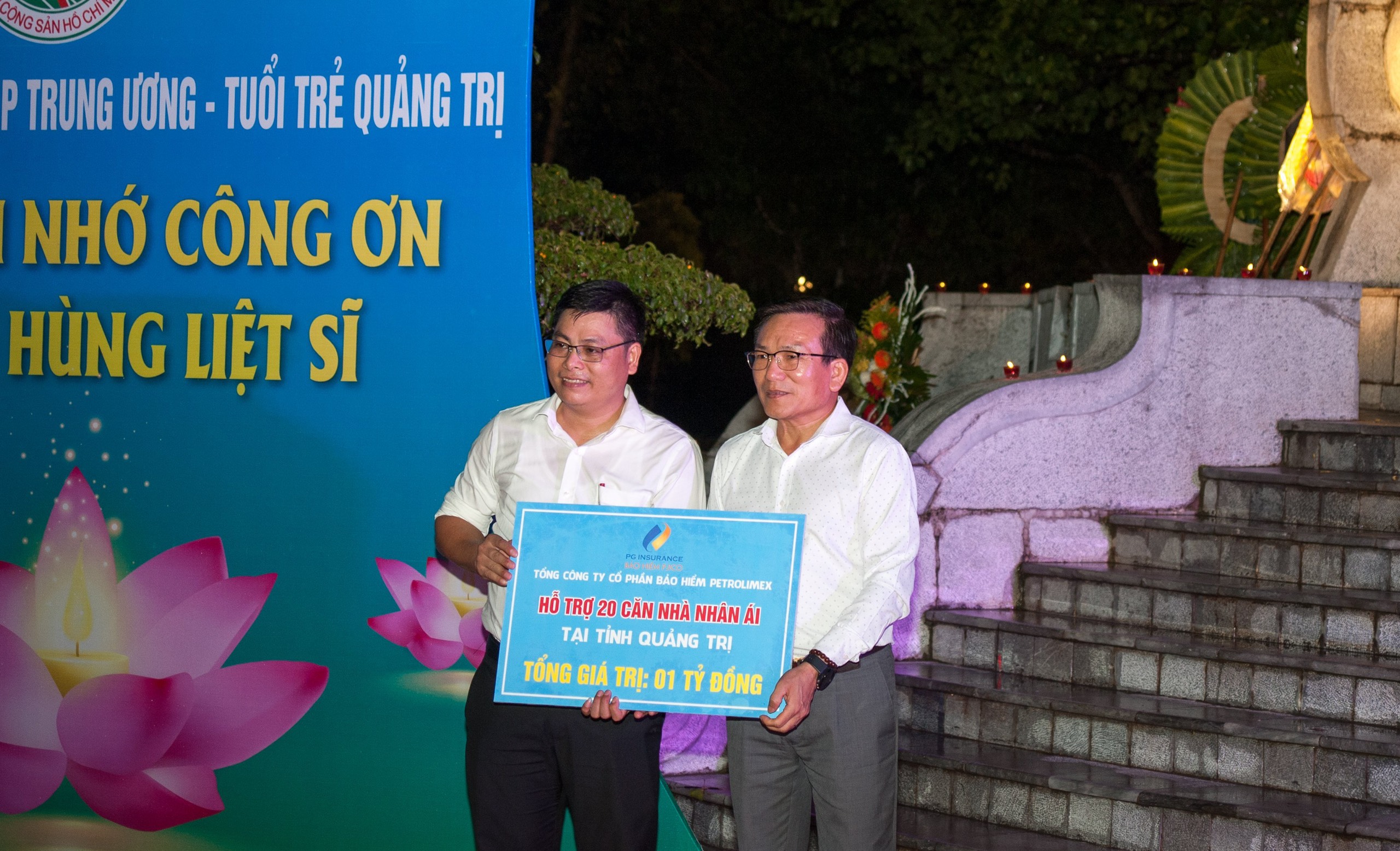 Đại diện lãnh đạo Tập đoàn Xăng dầu Việt Nam trao biển hỗ trợ nhà nhân ái cho đại diện Mặt trận Tổ quốc tỉnh Quảng Trị