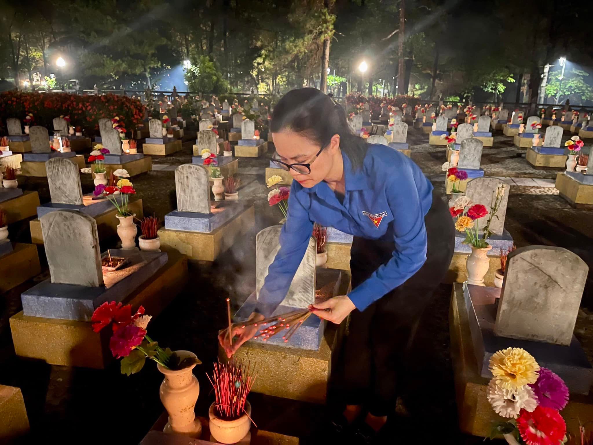 Đồng chí Hoàng Thị Minh Thu, Bí thư Đoàn Khối thắp hương các phần mộ tại Nghĩa trang liệt sỹ Quốc gia Trường Sơn