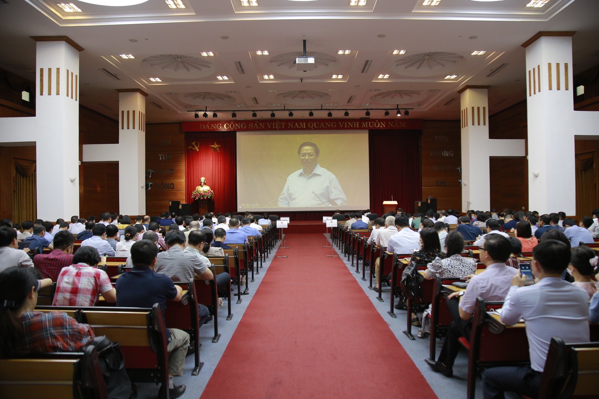 Các đại biểu tham dự tại điểm cầu 30 Phạm Hùng, Hà Nội.