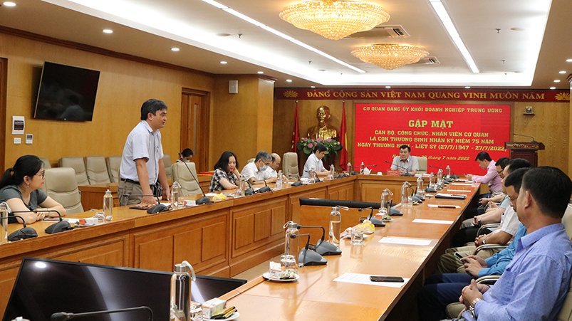 đồng chí Lê Trường Sơn, Trưởng phòng Hành chính, Văn phòng Đảng uỷ Khối đại diện cán bộ, công chức, nhân viên Cơ quan là con thương bệnh binh bày tỏ tình cảm và lời cảm ơn chân tình.