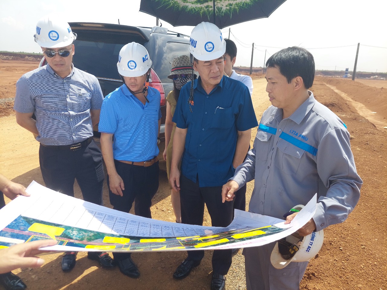 Đồng chí Nguyễn Đức Phong - Phó Bí thư thường trực Đảng ủy Khối DNTW xuống khảo sát thực địa tại dự án.