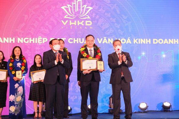 Vietcombank, nhận Chứng nhận doanh nghiệp đạt chuẩn văn hóa kinh doanh Việt Na.m và kỷ niệm chương từ Ban tổ chức