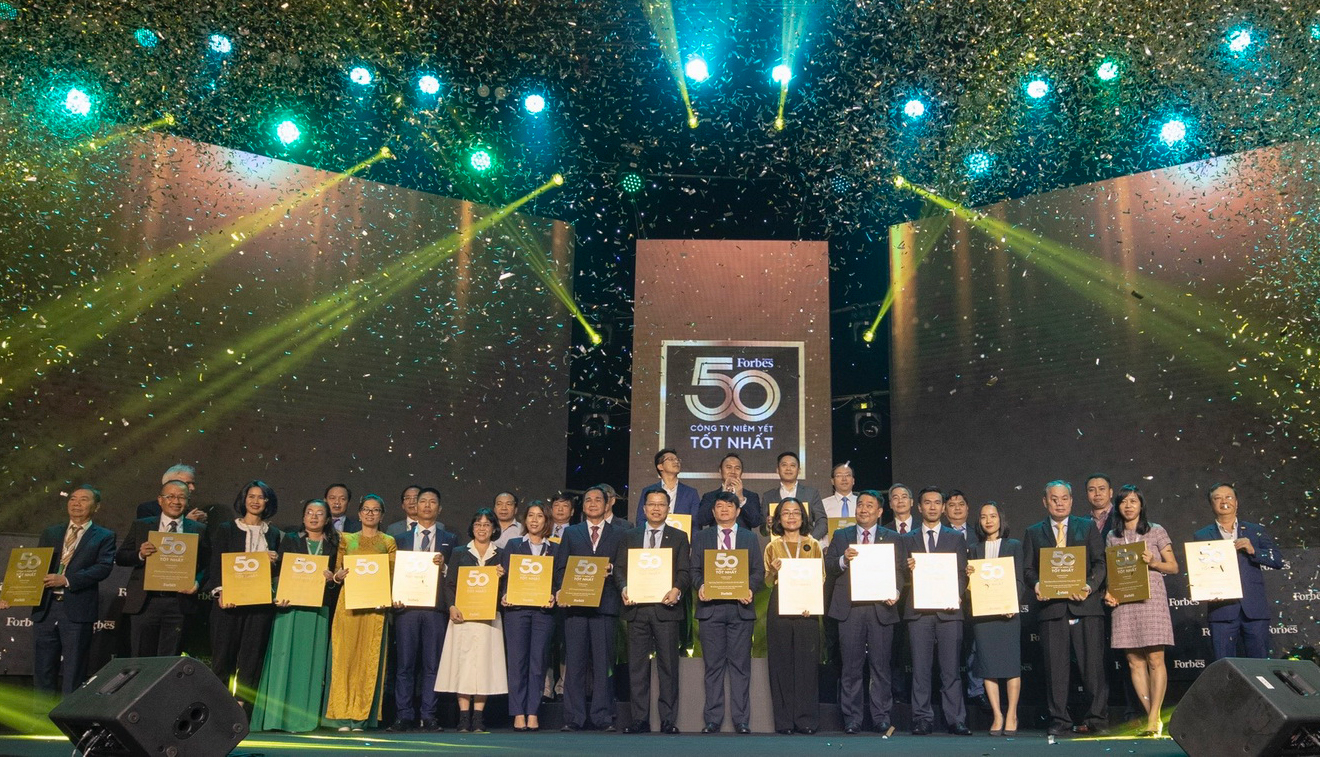 Đại diện lãnh đạo BIDV nhận chứng nhận vinh danh 50 công ty niêm yết tốt nhất do Forbes Việt Nam bình chọn.