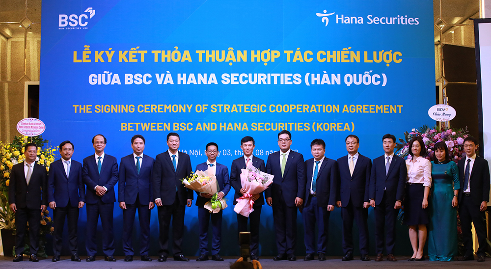 Đại diện lãnh đạo BSC và Hana Securitie ký Thỏa thuận hợp tác chiến lược.