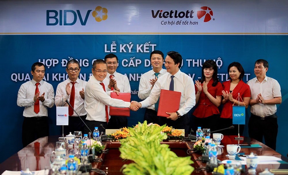Ông Trần Long – Phó Tổng Giám đốc BIDV (bên phải) và ông Võ Quang Vinh – Phó Tổng Giám đốc Vietlott, đại diện hai bên ký kết hợp đồng.jpg