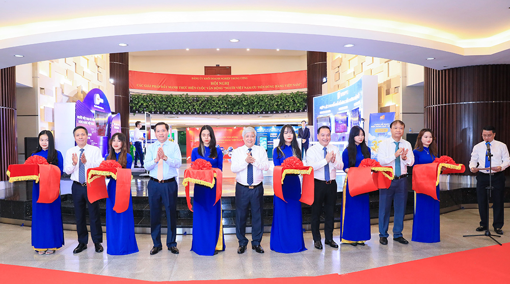 Bí thư Trung ương Đảng, Chủ tịch UBTƯ MTTQ Việt Nam Đỗ Văn Chiến cắt băng khai trương trưng bày, giới thiệu các sản phẩm dịch vụ của các doanh nghiệp trong Khối Doanh nghiệp Trung ương.