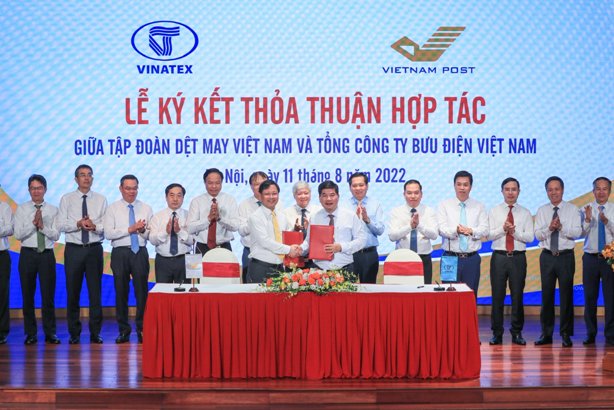 Đại diện lãnh đạo Tổng công ty Bưu điện Việt Nam và Tập đoàn Dệt may Việt Nam ký thỏa thuận hợp tác.