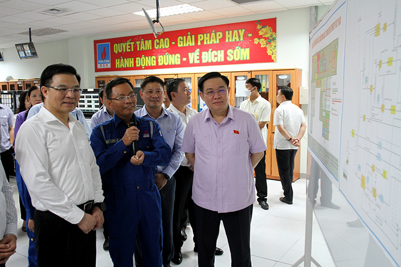 Chủ tịch Quốc hội Vương Đình Huệ nghe báo cáo về tình hình hoạt động của NMLD Dung Quất.