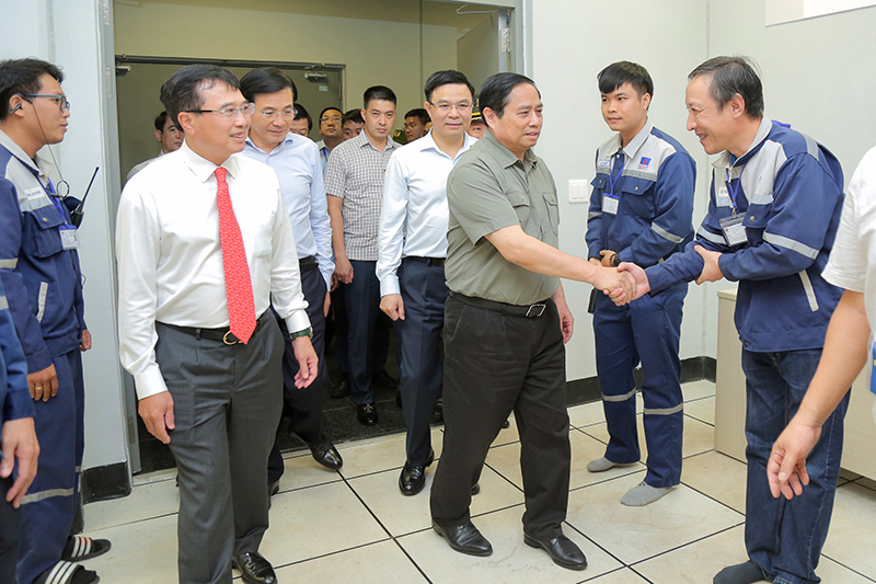 Thủ tướng Chính phủ Phạm Minh Chính thăm hỏi người lao động NMNĐ Sông Hậu 1.