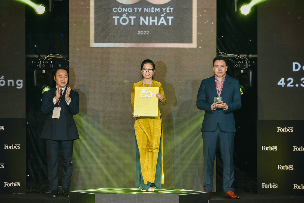 Vietcombank Chi nhánh Tp Hồ Chí Minh nhận Giải thưởng của Ban Tổ chức.