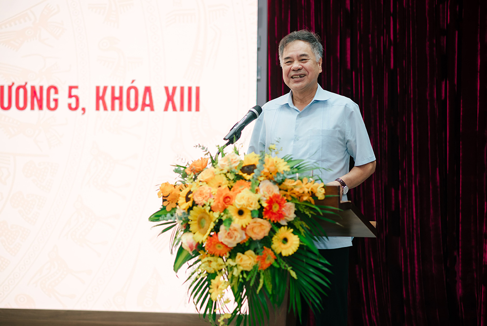 PGS, Tiến sỹ Nguyễn Viết Thông - nguyên Tổng thư ký Hội đồng Lý luận Trung ương đã truyền đạt các nội dung Nghị quyết.
