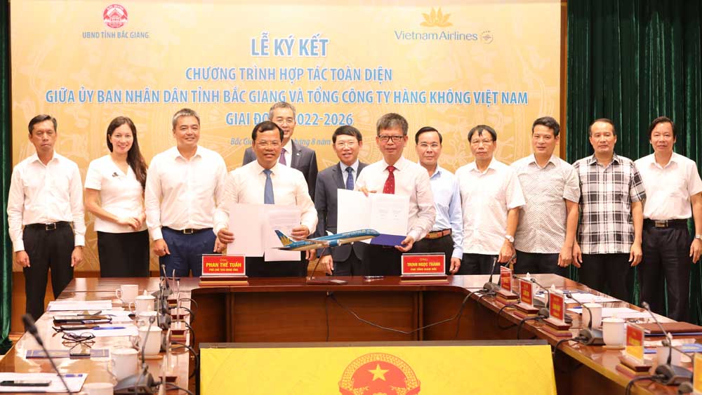 Đại diện lãnh đạo Tổng Công ty Hàng không Việt Nam (Vietnam Airlines) và UBND tỉnh Bắc Giang ký kết thỏa thuận hợp tác toàn diện giai đoạn 2022 - 2026.