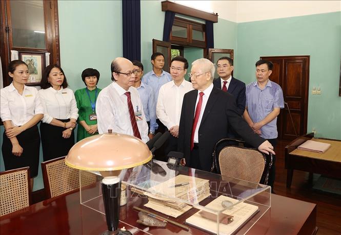 Tổng Bí thư Nguyễn Phú Trọng thăm nơi ở và làm việc của Chủ tịch Hồ Chí Minh.