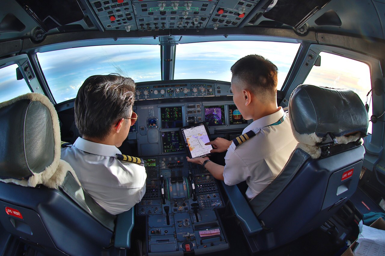 3-	Công tác đào tạo, huấn luyện phi công định kỳ, thường xuyên chính là xương sống của việc đảm bảo an toàn khai thác bay.