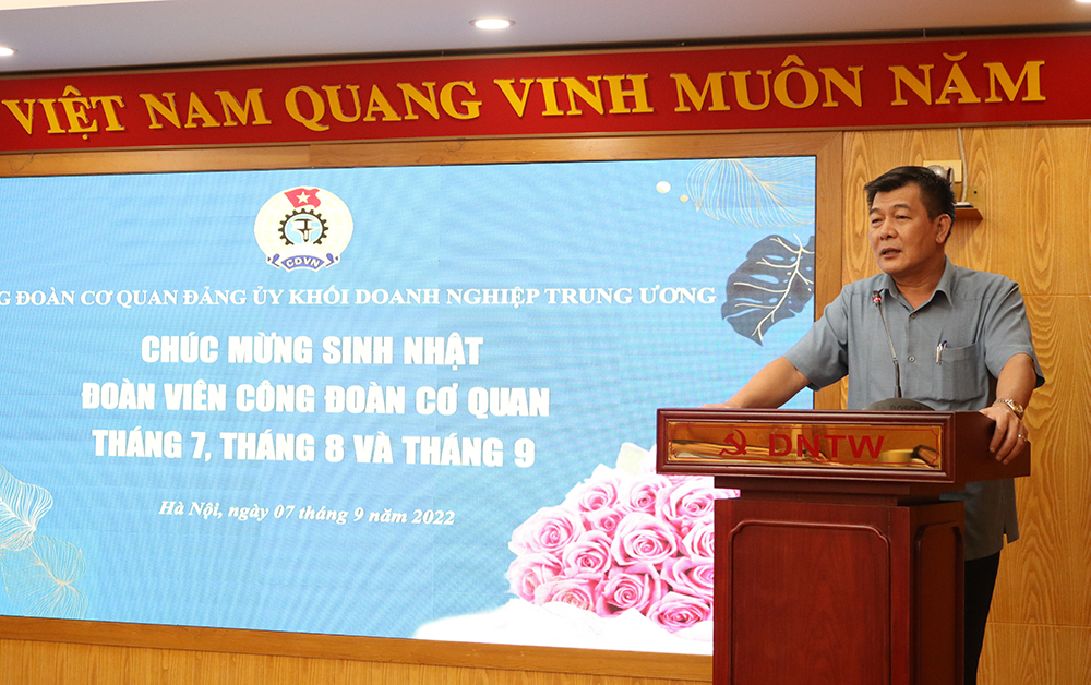 đồng chí Nguyễn Đức Phong, Phó Bí thư Thường trực Đảng uỷ Khối, Phó Thủ trưởng Cơ quan Đảng uỷ Khối đã tặng quà và chúc mừng các cán bộ, công chức, nhân viên đang công tác và làm việc tại Cơ quan Đảng uỷ Khối có ngày sinh nhật trong tháng 7,8,9