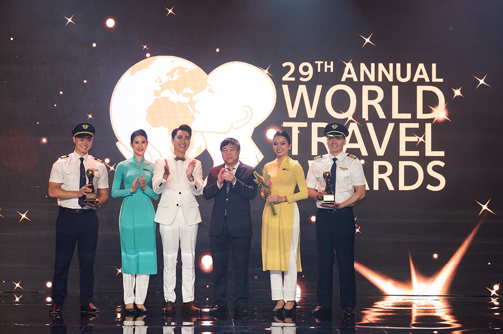 1-2-Vietnam Airlines vinh dự đón nhận hai giải thưởng lớn của World Travel Awards (WTA) năm 2022