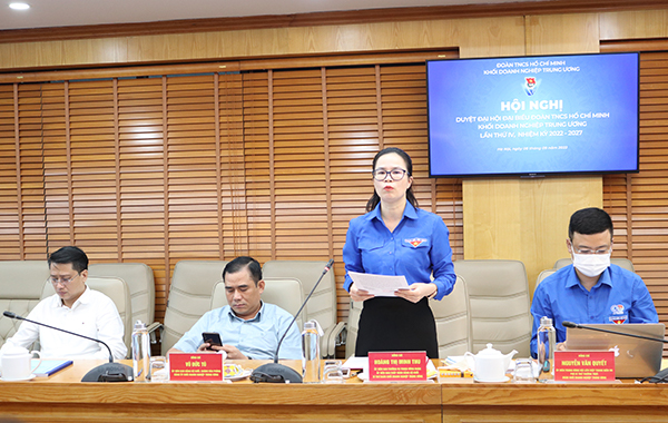 Bí thư Đoàn Khối Hoàng Thị Minh Thu báo cáo tại Hội nghị.