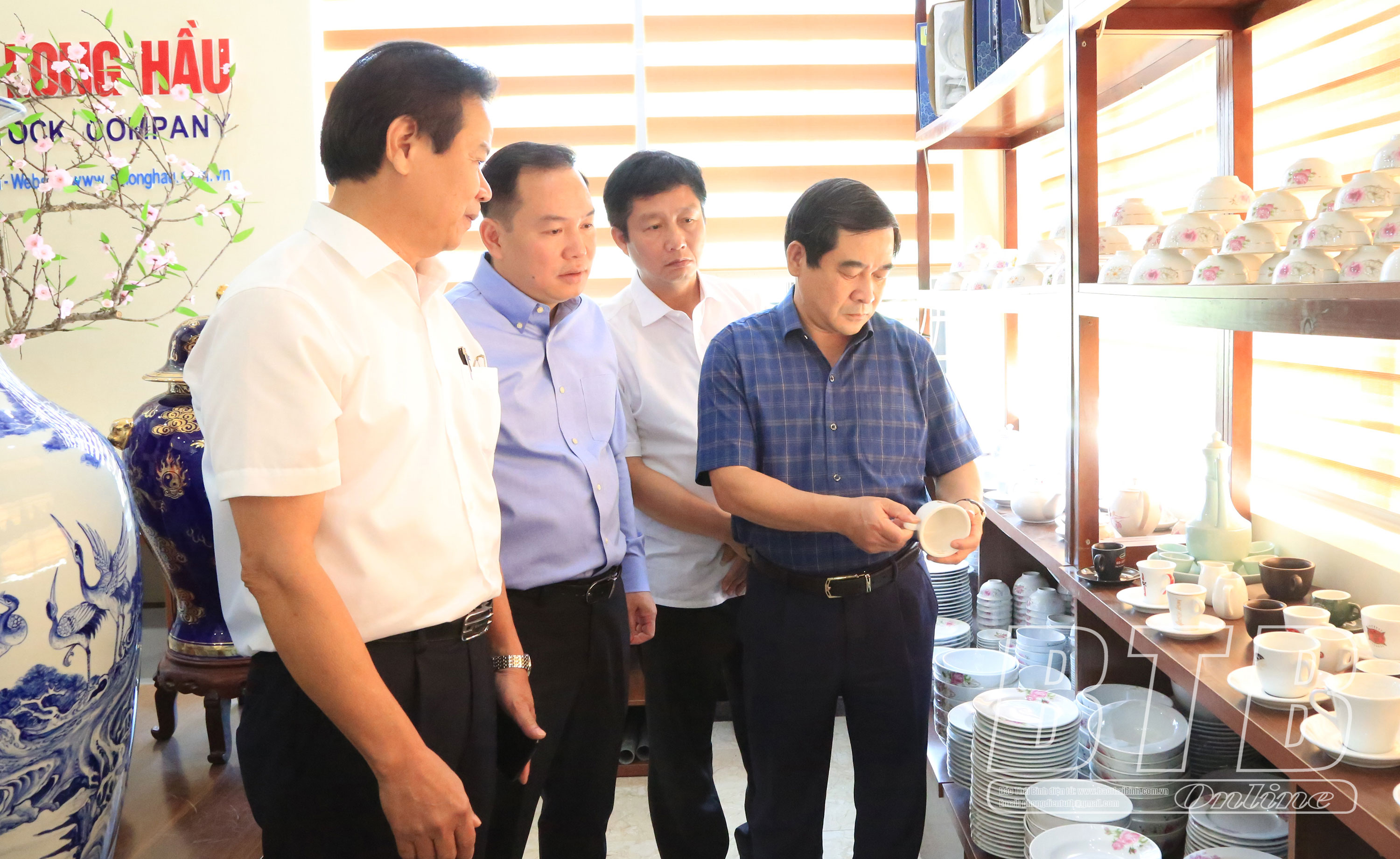 Đoàn kiểm tra và lãnh đạo tỉnh thăm Công ty Cổ phần Gốm sứ Long Hầu, huyện Tiền Hải, tỉnh Thái Bình.