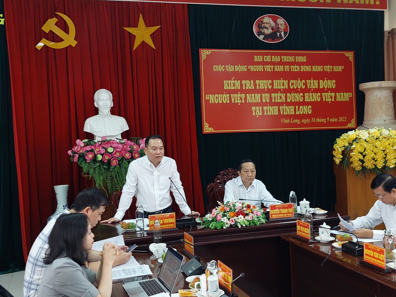 Phó Bí thư Đảng ủy khối doanh nghiệp Trung ương Hồ Xuân Trường phát biểu tại buổi làm việc. 