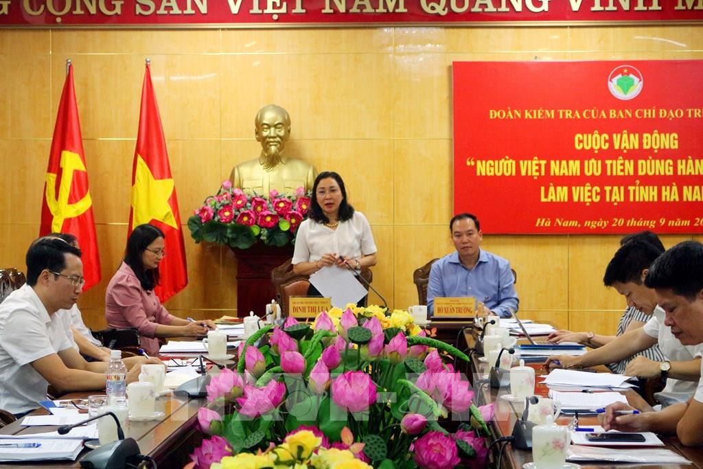 Đồng chí Đinh Thị Lụa, Phó Bí thư Thường trực Tỉnh uỷ báo cáo kết quả Cuộc vận động tại tỉnh Hà Nam tại buổi làm việc.