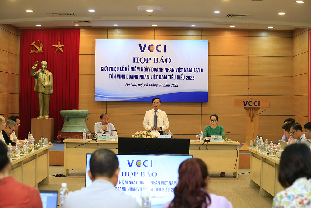 Đồng chí Phạm Tấn Công, Chủ tịch VCCI chủ trì họp báo.