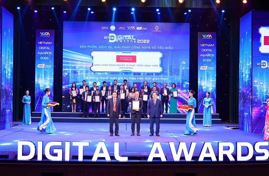 Đại diện Agribank nhận giải thưởng Chuyển đổi Số Việt Nam năm 2022.