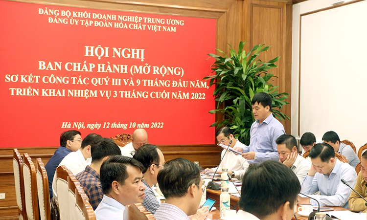 Phó Bí thư Thường trực Đảng ủy Tập đoàn Nguyễn Văn Quý báo cáo kết quả công tác 9 tháng đầu năm, triển khai nhiệm vụ 3 tháng cuối năm 2022.
