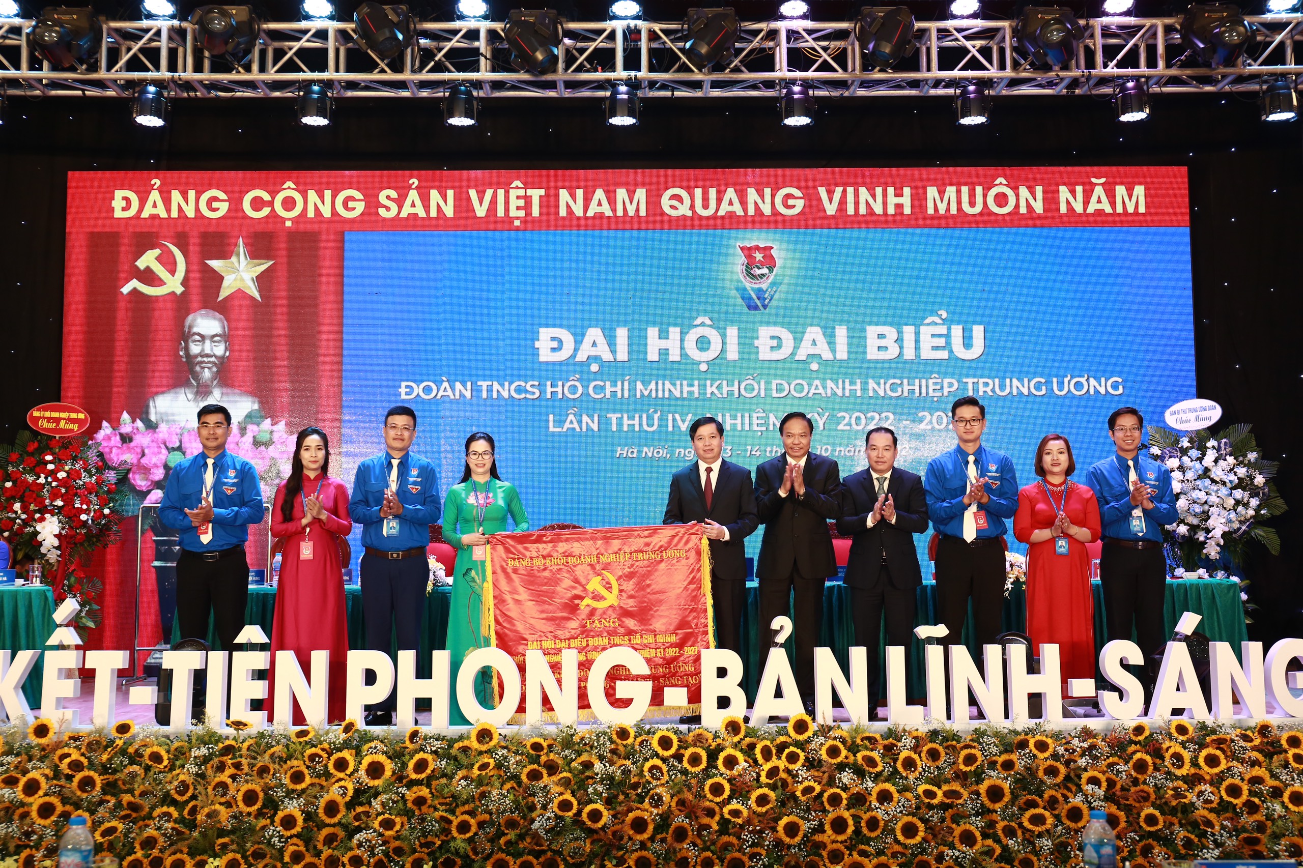 Đồng chí Nguyễn Long Hải trao tặng bức trướng cho tuổi trẻ Khối Doanh nghiệp Trung ương.