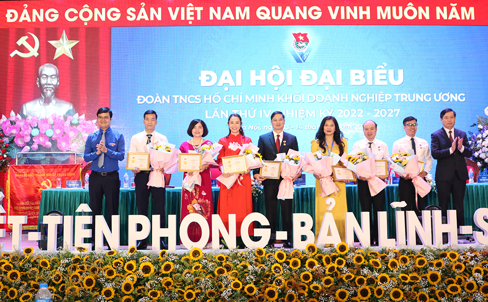 Đồng chí Bùi Quang Huy và đồng chí Nguyễn Long Hải trao tặng kỷ niệm chương “ Vì thế hệ trẻ” cho 7 đồng chí có nhiều đóng góp tích cực, hiệu quả trong công tác Đoàn và phong trào thanh niên.