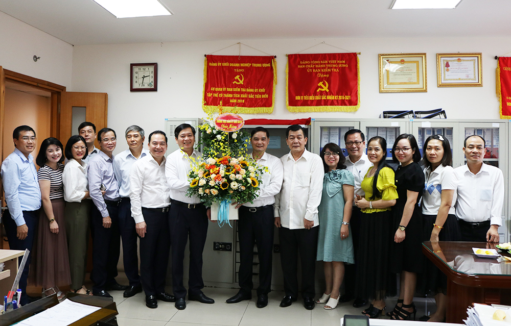 Đồng chí Nguyễn Long Hải, Bí thư Đảng uỷ Khối Doanh nghiệp Trung ương cùng các đồng chí Phó Bí thư Đảng uỷ Khối tặng hoa, chúc mừng lãnh đạo, chuyên viên Ban Tổ chức Đảng uỷ Khối.