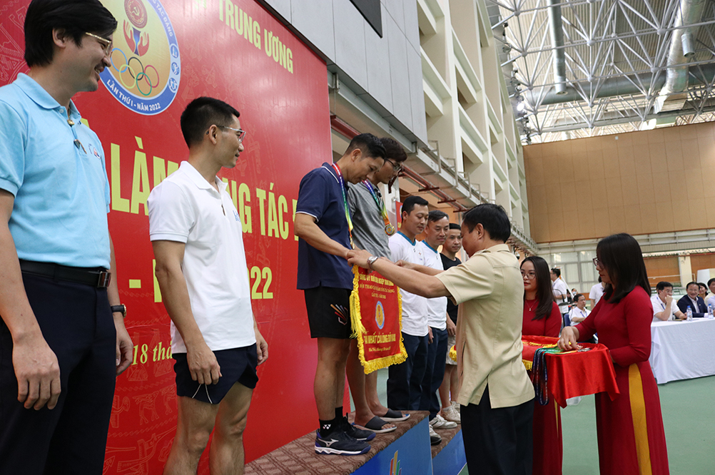 Đồng chí Lê Văn Châu, Phó Bí thư Đảng uỷ Khối Doanh nghiệp Trung ương trao Huy chương, Cờ cho các cá nhân đạt giải nội dung đôi nam môn cầu lông.