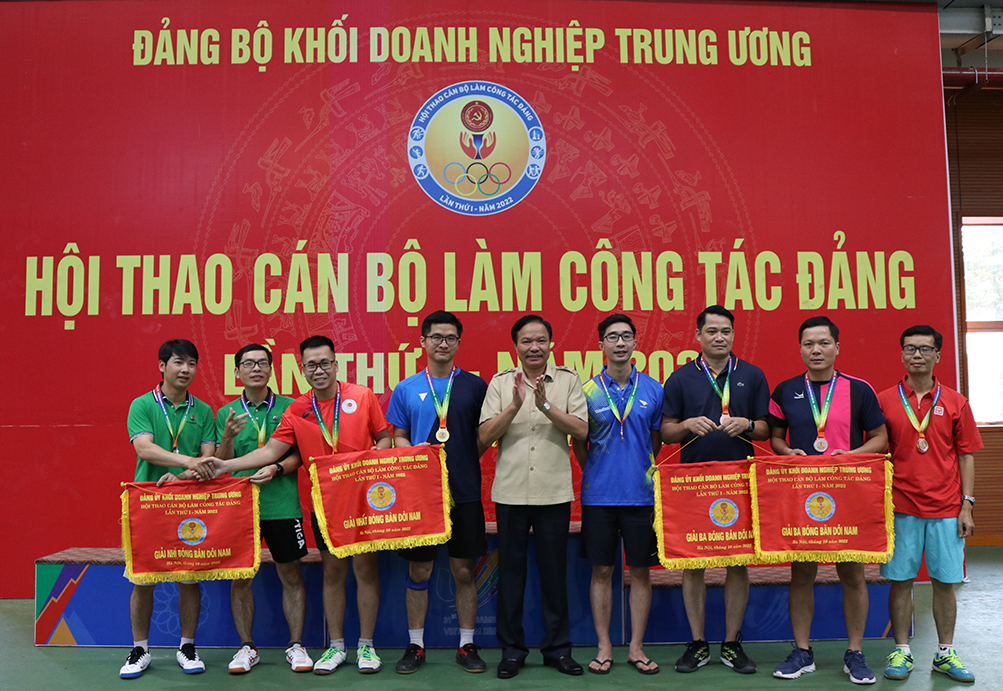 Đồng chí Lê Văn Châu, Phó Bí thư Đảng uỷ Khối Doanh nghiệp Trung ương trao Huy chương, Cờ cho các cá nhân đạt giải nội dung đôi nam môn bóng bàn.