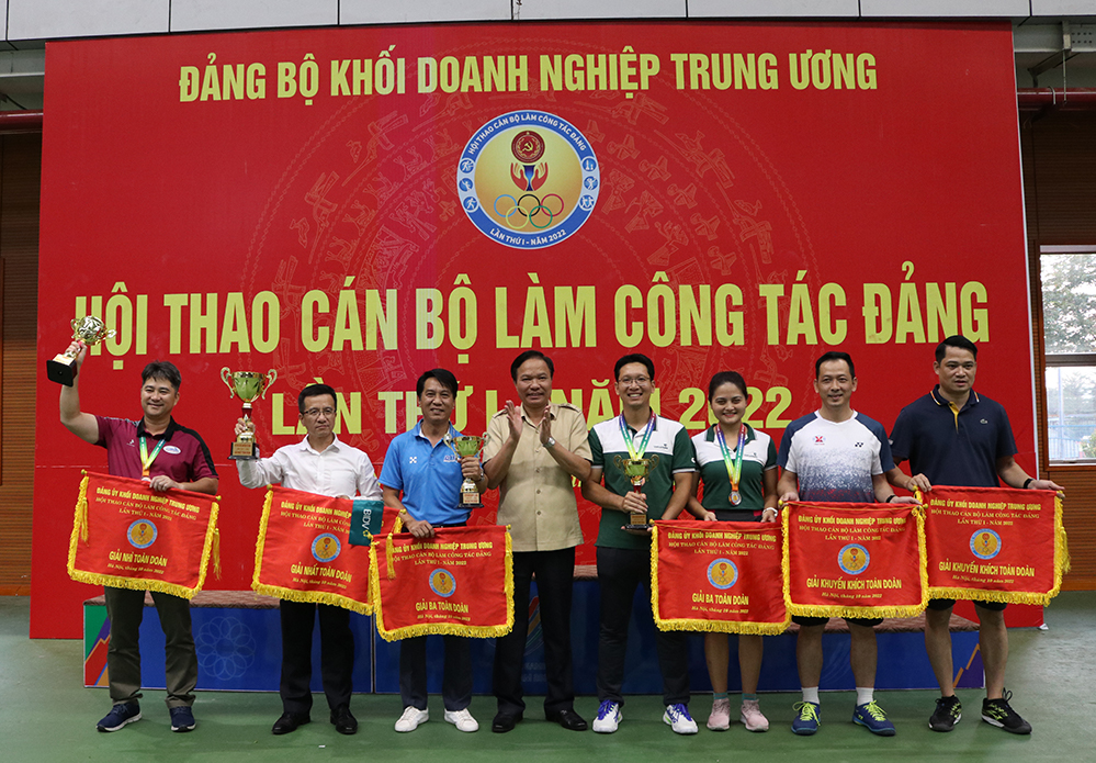 Đồng chí Lê Văn Châu, Phó Bí thư Đảng uỷ Khối Doanh nghiệp Trung ương trao Huy chương, Cờ cho các cá nhân đạt giải nội dung đôi nam môn bóng bàn.
