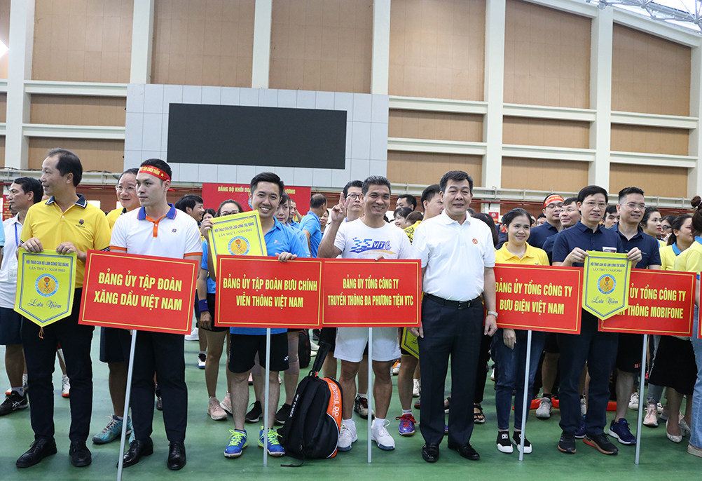 Phó Bí thư Thường trực Nguyễn Đức Phong tặng Cờ lưu niệm cho các đội tham gia Hội thao.
